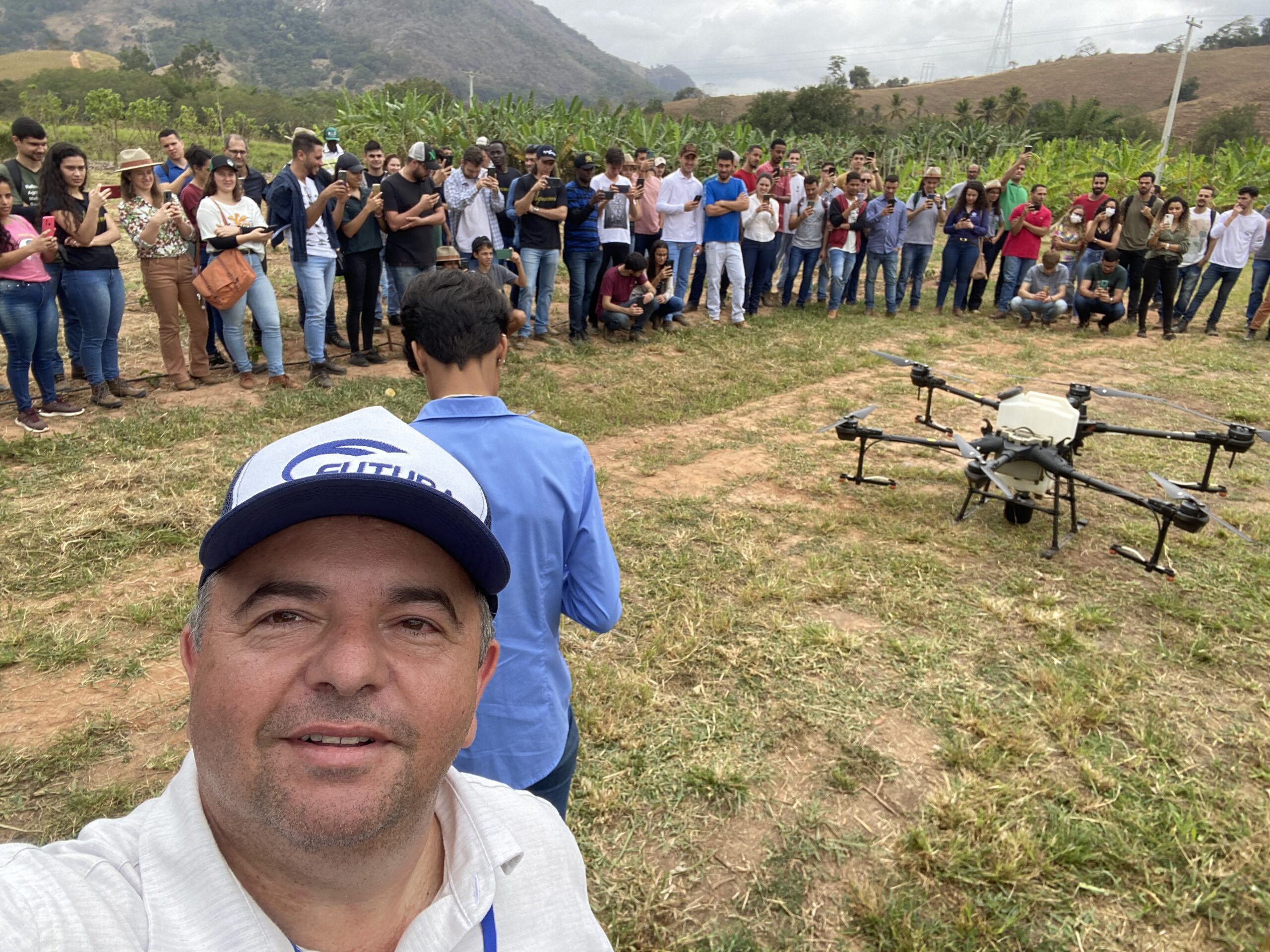 Darcy de Oliveira Júnior com alunos durante atividade prática com drone agrícola